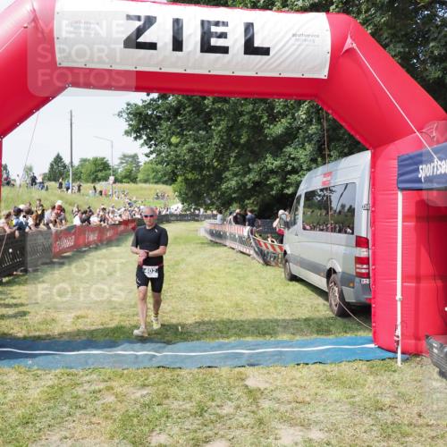 21.06.2025 - 27. Vierlanden-Triathlon MichiJ http://msf.ph/oto/8004886 15.06.2026 11:29:44 Ziel 402 meine-sportfotos.de