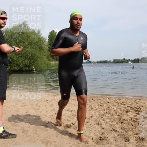 15.06.2025 - 27. Vierlanden-Triathlon Lena Gebhardt http://msf.ph/oto/8004890 15.06.2025 10:02:16 Schwimmen 317 meine-sportfotos.de