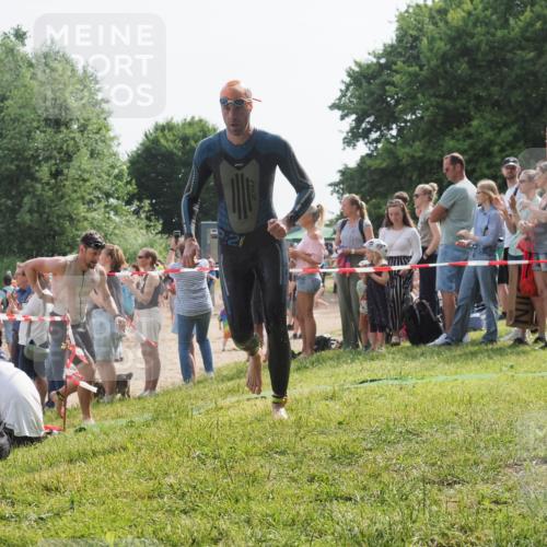 15.06.2025 - 27. Vierlanden-Triathlon KatJ http://msf.ph/oto/8004903 15.06.2025 10:03:54 Schwimmen 377, 415, 427, 436, 439, 1398 meine-sportfotos.de