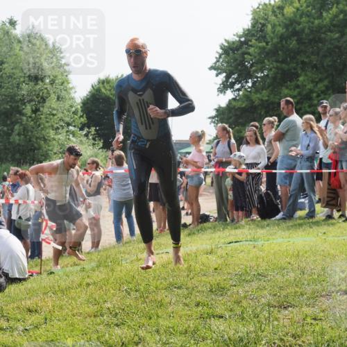 15.06.2025 - 27. Vierlanden-Triathlon KatJ http://msf.ph/oto/8004910 15.06.2025 10:03:54 Schwimmen 377, 415, 427, 436, 439, 1398 meine-sportfotos.de