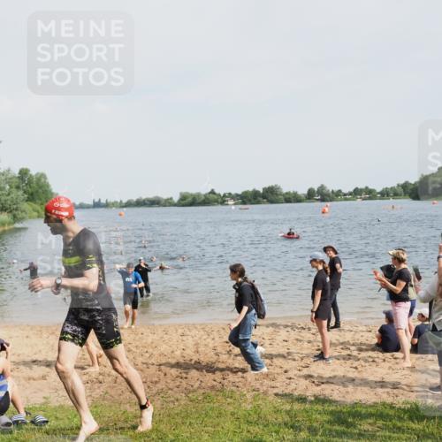 21.06.2025 - 27. Vierlanden-Triathlon MichiJ http://msf.ph/oto/8004923 15.06.2026 10:06:30 Schwimmen 394, 434, 440 meine-sportfotos.de
