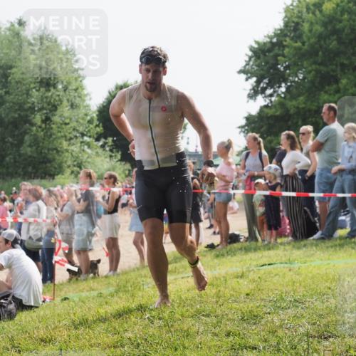 15.06.2025 - 27. Vierlanden-Triathlon KatJ http://msf.ph/oto/8004950 15.06.2025 10:03:56 Schwimmen 415, 427, 436, 439, 1398 meine-sportfotos.de