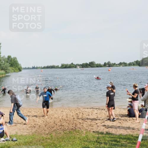21.06.2025 - 27. Vierlanden-Triathlon MichiJ http://msf.ph/oto/8004960 15.06.2026 10:06:32 Schwimmen 394, 434, 440 meine-sportfotos.de