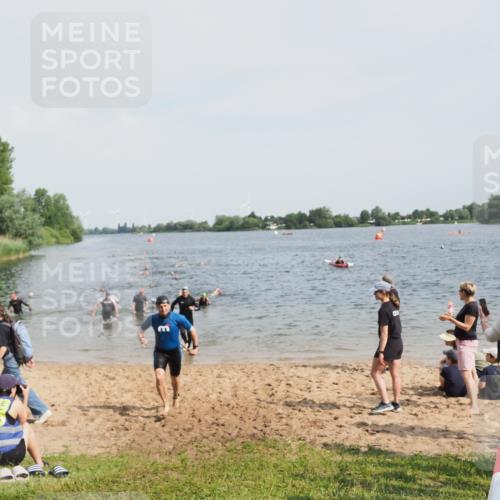 21.06.2025 - 27. Vierlanden-Triathlon MichiJ http://msf.ph/oto/8004964 15.06.2026 10:06:32 Schwimmen 394, 434, 440 meine-sportfotos.de