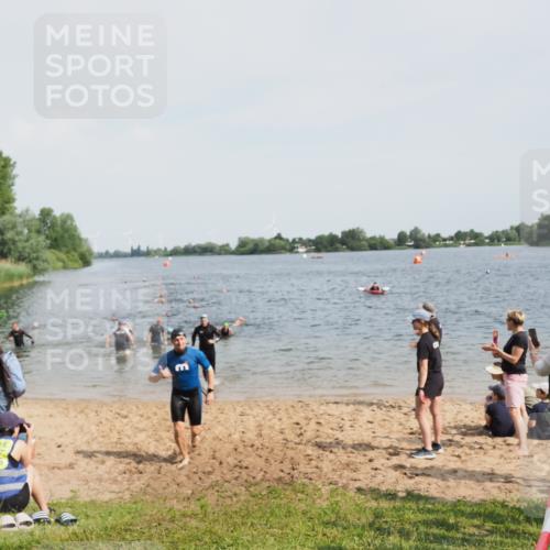 21.06.2025 - 27. Vierlanden-Triathlon MichiJ http://msf.ph/oto/8004969 15.06.2026 10:06:32 Schwimmen 394, 434, 440 meine-sportfotos.de