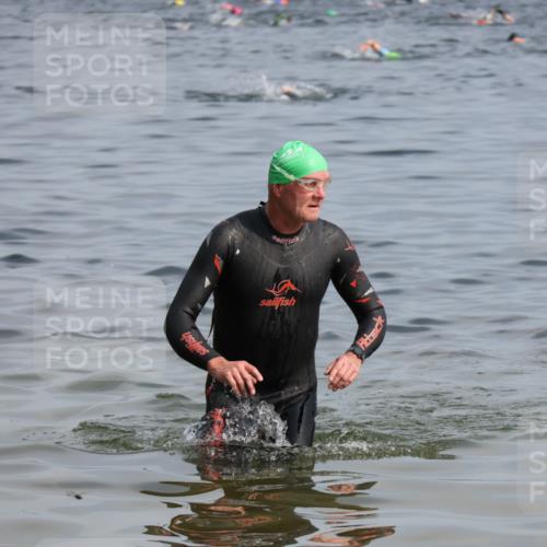 15.06.2025 - 27. Vierlanden-Triathlon Lena Gebhardt http://msf.ph/oto/8004974 15.06.2025 10:02:32 Schwimmen 397, 405 meine-sportfotos.de