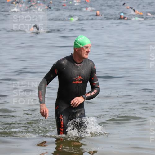 15.06.2025 - 27. Vierlanden-Triathlon Lena Gebhardt http://msf.ph/oto/8004997 15.06.2025 10:02:34 Schwimmen 397, 405 meine-sportfotos.de