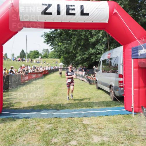 21.06.2025 - 27. Vierlanden-Triathlon MichiJ http://msf.ph/oto/8004998 15.06.2026 11:30:41 Ziel 608 meine-sportfotos.de