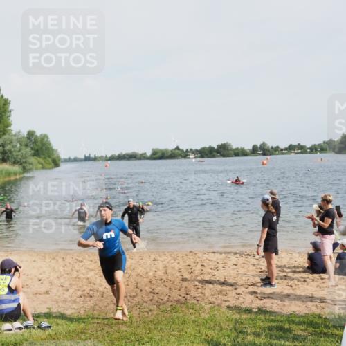 21.06.2025 - 27. Vierlanden-Triathlon MichiJ http://msf.ph/oto/8004999 15.06.2026 10:06:33 Schwimmen 394, 434, 440 meine-sportfotos.de