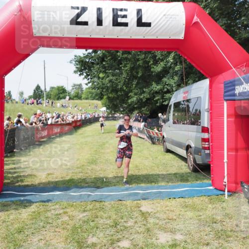 21.06.2025 - 27. Vierlanden-Triathlon MichiJ http://msf.ph/oto/8005010 15.06.2026 11:30:41 Ziel 608 meine-sportfotos.de