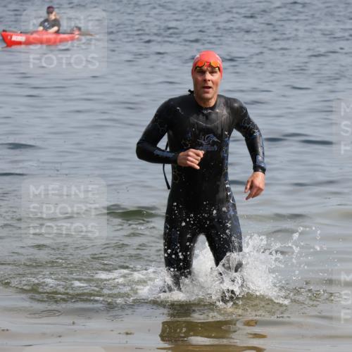 15.06.2025 - 27. Vierlanden-Triathlon Lena Gebhardt http://msf.ph/oto/8005012 15.06.2025 10:02:35 Schwimmen 397, 405 meine-sportfotos.de