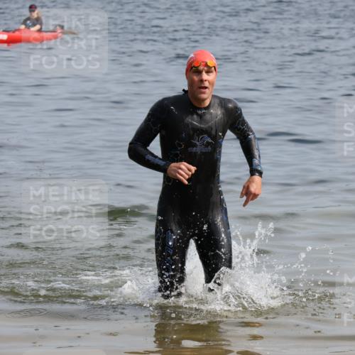 15.06.2025 - 27. Vierlanden-Triathlon Lena Gebhardt http://msf.ph/oto/8005022 15.06.2025 10:02:35 Schwimmen 397, 405 meine-sportfotos.de
