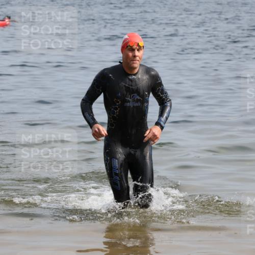 15.06.2025 - 27. Vierlanden-Triathlon Lena Gebhardt http://msf.ph/oto/8005032 15.06.2025 10:02:35 Schwimmen 397, 405 meine-sportfotos.de