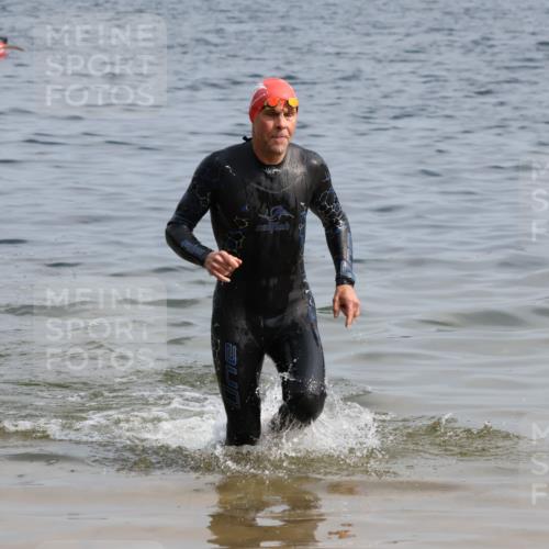 15.06.2025 - 27. Vierlanden-Triathlon Lena Gebhardt http://msf.ph/oto/8005038 15.06.2025 10:02:35 Schwimmen 397, 405 meine-sportfotos.de