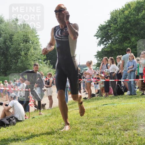 15.06.2025 - 27. Vierlanden-Triathlon KatJ http://msf.ph/oto/8005047 15.06.2025 10:04:01 Schwimmen 415, 427, 436, 1398 meine-sportfotos.de