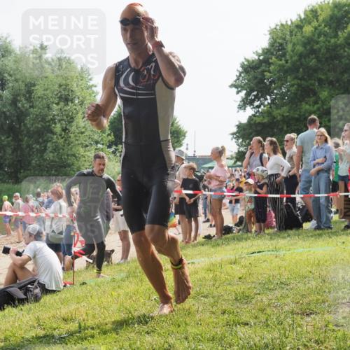 15.06.2025 - 27. Vierlanden-Triathlon KatJ http://msf.ph/oto/8005056 15.06.2025 10:04:01 Schwimmen 415, 427, 436, 1398 meine-sportfotos.de
