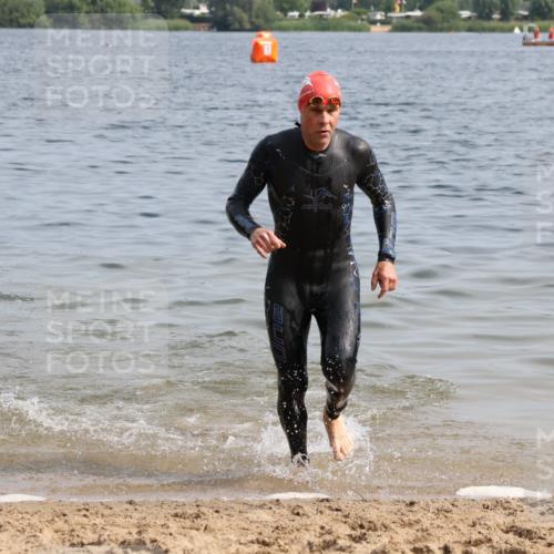 15.06.2025 - 27. Vierlanden-Triathlon Lena Gebhardt http://msf.ph/oto/8005058 15.06.2025 10:02:37 Schwimmen 397, 405 meine-sportfotos.de