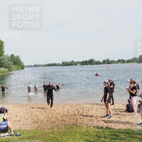 21.06.2025 - 27. Vierlanden-Triathlon MichiJ http://msf.ph/oto/8005063 15.06.2026 10:06:35 Schwimmen 394, 434, 440 meine-sportfotos.de