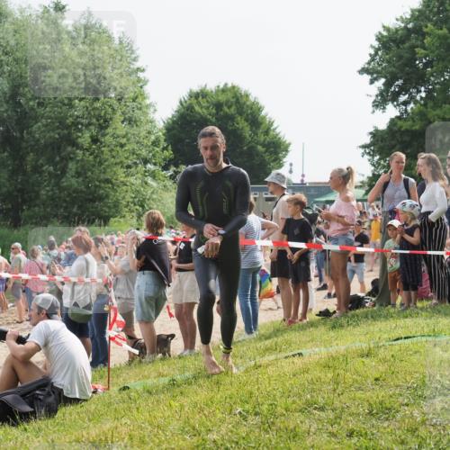15.06.2025 - 27. Vierlanden-Triathlon KatJ http://msf.ph/oto/8005064 15.06.2025 10:04:02 Schwimmen 415, 427, 436, 1398 meine-sportfotos.de