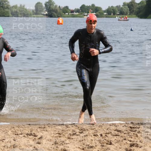15.06.2025 - 27. Vierlanden-Triathlon Lena Gebhardt http://msf.ph/oto/8005069 15.06.2025 10:02:37 Schwimmen 397, 405 meine-sportfotos.de