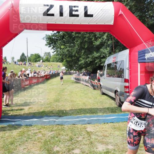 21.06.2025 - 27. Vierlanden-Triathlon MichiJ http://msf.ph/oto/8005070 15.06.2026 11:30:43 Ziel 608 meine-sportfotos.de