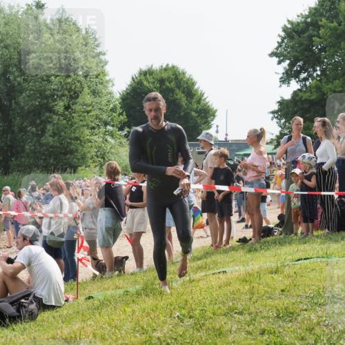 15.06.2025 - 27. Vierlanden-Triathlon KatJ http://msf.ph/oto/8005086 15.06.2025 10:04:02 Schwimmen 415, 427, 436, 1398 meine-sportfotos.de
