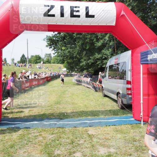 21.06.2025 - 27. Vierlanden-Triathlon MichiJ http://msf.ph/oto/8005088 15.06.2026 11:30:43 Ziel 608 meine-sportfotos.de