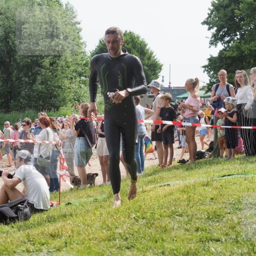 15.06.2025 - 27. Vierlanden-Triathlon KatJ http://msf.ph/oto/8005102 15.06.2025 10:04:03 Schwimmen 415, 427, 1398 meine-sportfotos.de