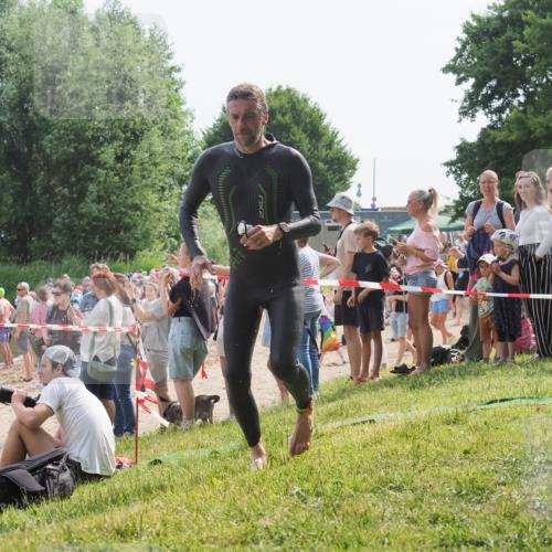 15.06.2025 - 27. Vierlanden-Triathlon KatJ http://msf.ph/oto/8005107 15.06.2025 10:04:03 Schwimmen 415, 427, 1398 meine-sportfotos.de