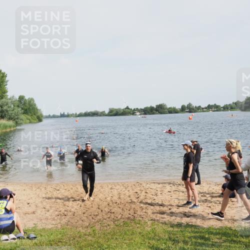21.06.2025 - 27. Vierlanden-Triathlon MichiJ http://msf.ph/oto/8005114 15.06.2026 10:06:36 Schwimmen 394, 434, 440 meine-sportfotos.de