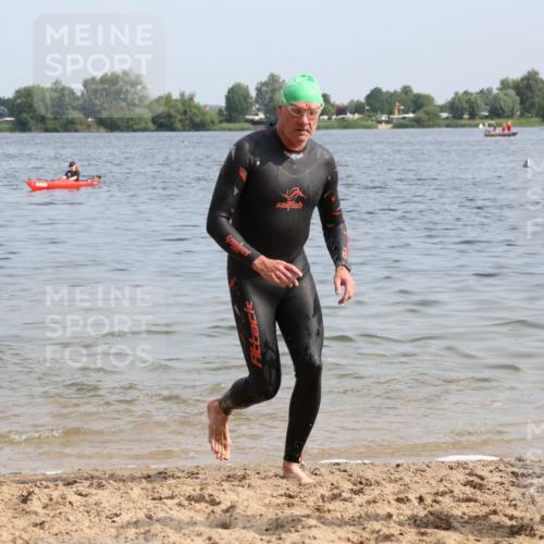 15.06.2025 - 27. Vierlanden-Triathlon Lena Gebhardt http://msf.ph/oto/8005115 15.06.2025 10:02:39 Schwimmen 397, 405 meine-sportfotos.de