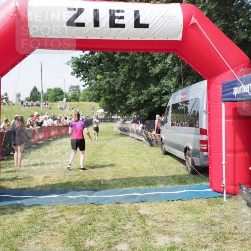 21.06.2025 - 27. Vierlanden-Triathlon MichiJ http://msf.ph/oto/8005120 15.06.2026 11:30:44 Ziel 608 meine-sportfotos.de