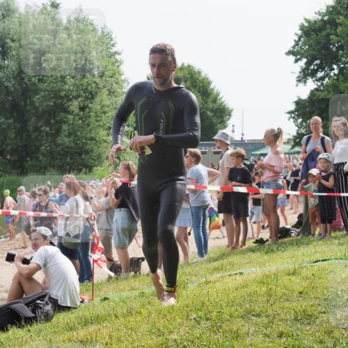 15.06.2025 - 27. Vierlanden-Triathlon KatJ http://msf.ph/oto/8005129 15.06.2025 10:04:03 Schwimmen 415, 427, 1398 meine-sportfotos.de