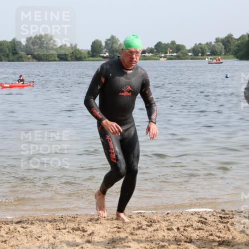 15.06.2025 - 27. Vierlanden-Triathlon Lena Gebhardt http://msf.ph/oto/8005132 15.06.2025 10:02:39 Schwimmen 397, 405 meine-sportfotos.de