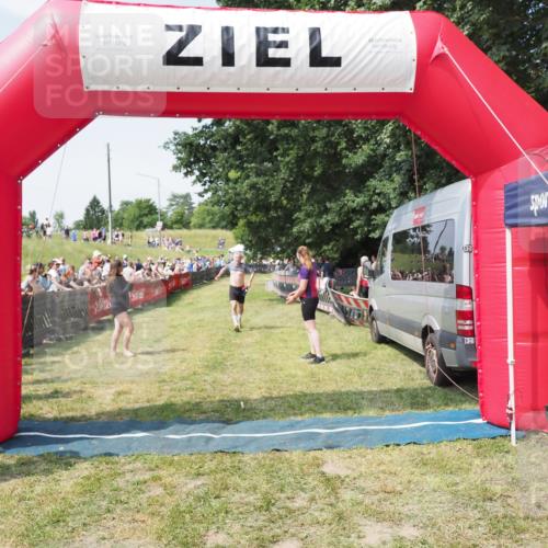 21.06.2025 - 27. Vierlanden-Triathlon MichiJ http://msf.ph/oto/8005135 15.06.2026 11:30:46 Ziel 608 meine-sportfotos.de