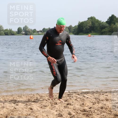 15.06.2025 - 27. Vierlanden-Triathlon Lena Gebhardt http://msf.ph/oto/8005147 15.06.2025 10:02:40 Schwimmen 397, 405 meine-sportfotos.de