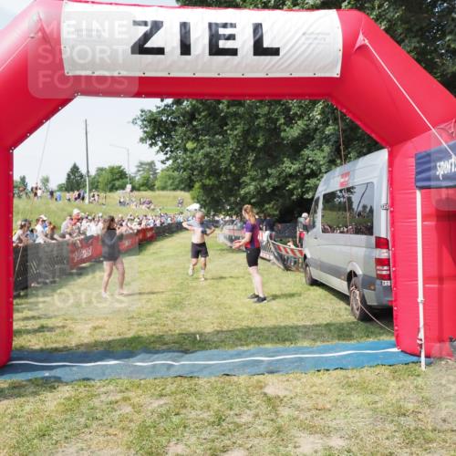 21.06.2025 - 27. Vierlanden-Triathlon MichiJ http://msf.ph/oto/8005155 15.06.2026 11:30:46 Ziel 608 meine-sportfotos.de