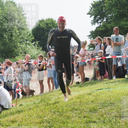 15.06.2025 - 27. Vierlanden-Triathlon KatJ http://msf.ph/oto/8005159 15.06.2025 10:04:15 Schwimmen 411, 416, 453, 464 meine-sportfotos.de