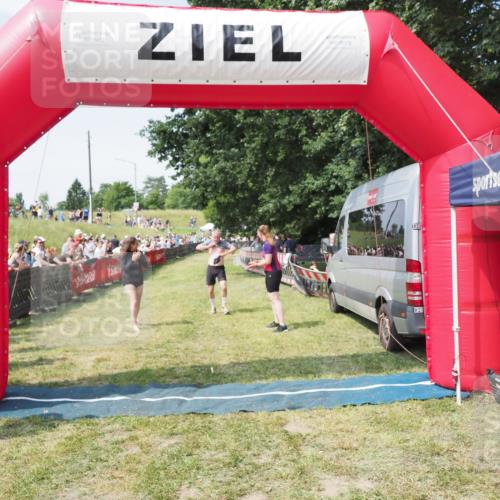 21.06.2025 - 27. Vierlanden-Triathlon MichiJ http://msf.ph/oto/8005160 15.06.2026 11:30:47 Ziel 608 meine-sportfotos.de