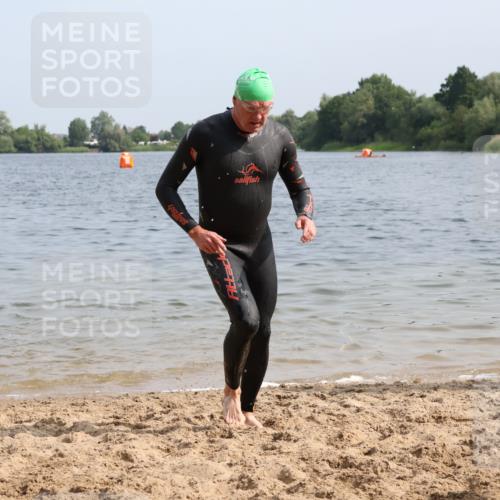 15.06.2025 - 27. Vierlanden-Triathlon Lena Gebhardt http://msf.ph/oto/8005164 15.06.2025 10:02:40 Schwimmen 397, 405 meine-sportfotos.de