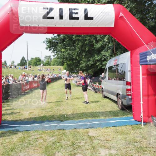 21.06.2025 - 27. Vierlanden-Triathlon MichiJ http://msf.ph/oto/8005174 15.06.2026 11:30:47 Ziel 608 meine-sportfotos.de