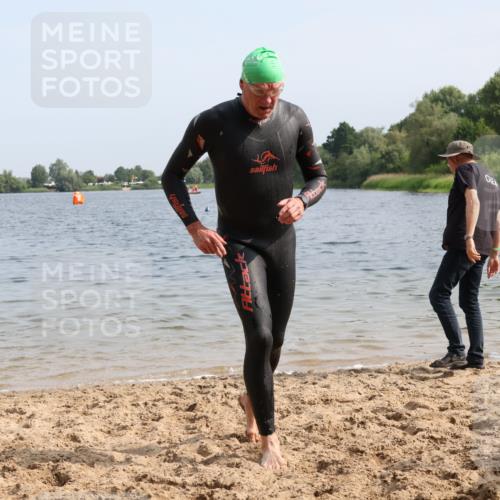 15.06.2025 - 27. Vierlanden-Triathlon Lena Gebhardt http://msf.ph/oto/8005178 15.06.2025 10:02:40 Schwimmen 397, 405 meine-sportfotos.de