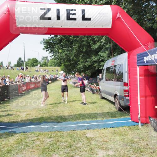 21.06.2025 - 27. Vierlanden-Triathlon MichiJ http://msf.ph/oto/8005181 15.06.2026 11:30:48 Ziel 608, 610 meine-sportfotos.de