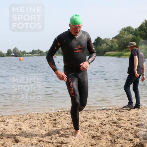 15.06.2025 - 27. Vierlanden-Triathlon Lena Gebhardt http://msf.ph/oto/8005192 15.06.2025 10:02:41 Schwimmen 397, 405 meine-sportfotos.de