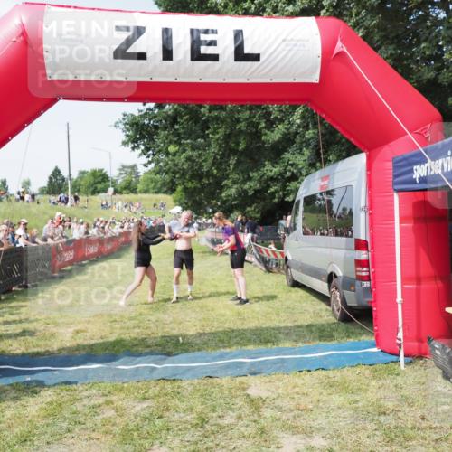 21.06.2025 - 27. Vierlanden-Triathlon MichiJ http://msf.ph/oto/8005201 15.06.2026 11:30:48 Ziel 608, 610 meine-sportfotos.de