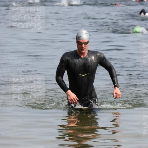 15.06.2025 - 27. Vierlanden-Triathlon Lena Gebhardt http://msf.ph/oto/8005205 15.06.2025 10:03:10 Schwimmen 406 meine-sportfotos.de