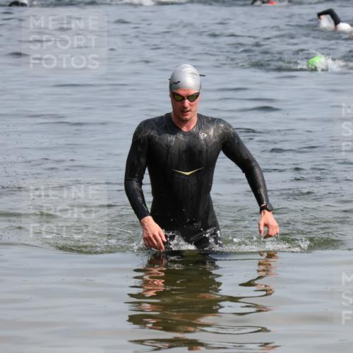 15.06.2025 - 27. Vierlanden-Triathlon Lena Gebhardt http://msf.ph/oto/8005217 15.06.2025 10:03:10 Schwimmen 406 meine-sportfotos.de