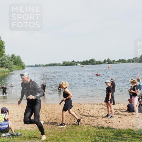 21.06.2025 - 27. Vierlanden-Triathlon MichiJ http://msf.ph/oto/8005226 15.06.2026 10:06:37 Schwimmen 386, 434, 440 meine-sportfotos.de