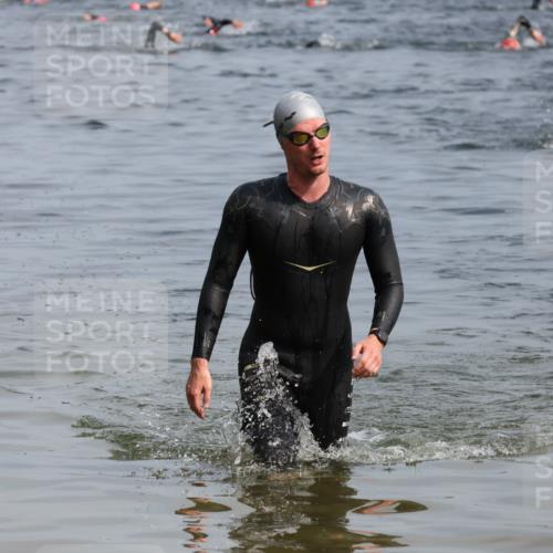 15.06.2025 - 27. Vierlanden-Triathlon Lena Gebhardt http://msf.ph/oto/8005227 15.06.2025 10:03:11 Schwimmen 406 meine-sportfotos.de