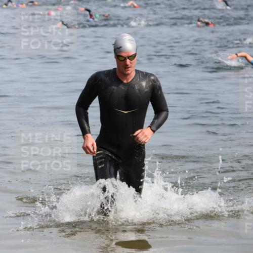 15.06.2025 - 27. Vierlanden-Triathlon Lena Gebhardt http://msf.ph/oto/8005246 15.06.2025 10:03:12 Schwimmen 406 meine-sportfotos.de